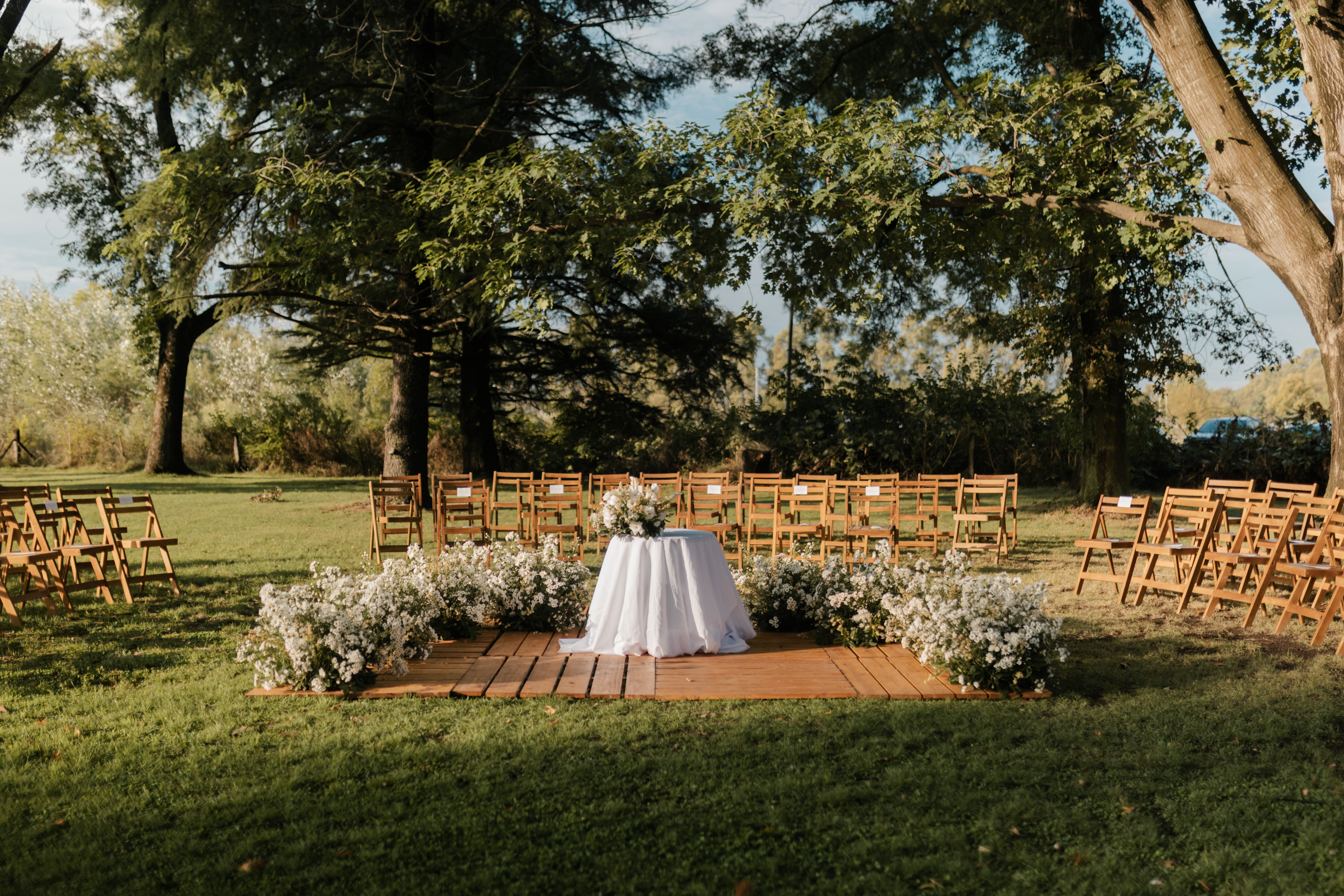 Ceremonia al aire libre bajo los árboles